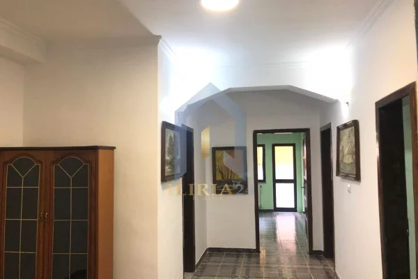 Shtepi me qera Apartament ne Tirane, 3+1, Mobilimi Bosh, pa mobiluar, Pagesa 700  Euro.