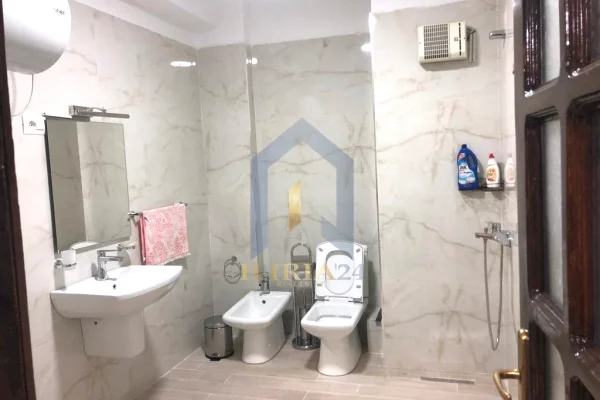 Shtepi me qera Apartament ne Tirane, 3+1, Mobilimi Bosh, pa mobiluar, Pagesa 700  Euro.