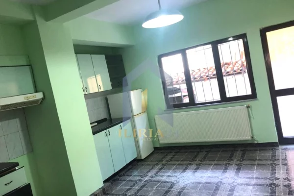 Shtepi me qera Apartament ne Tirane, 3+1, Mobilimi Bosh, pa mobiluar, Pagesa 700  Euro.