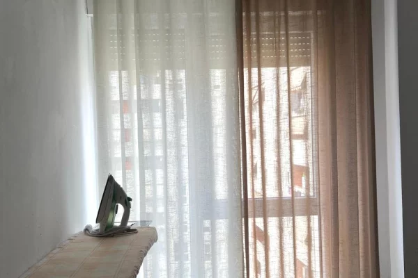 Shtepi me qera Apartament ne Tirane, 1+1, Mobilimi E mobiluar, Pagesa 550  Euro.