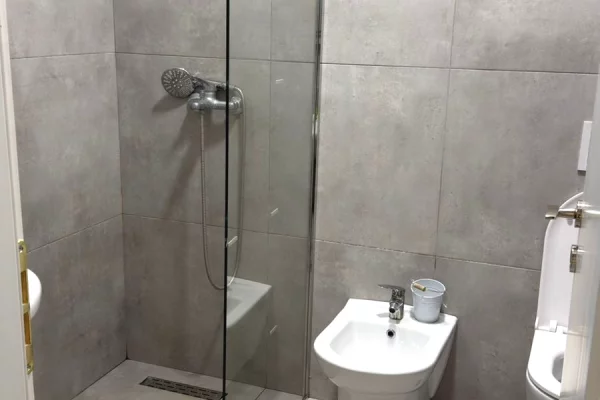 Shtepi me qera Apartament ne Tirane, 2+1, Mobilimi E mobiluar, Pagesa 670  Euro.