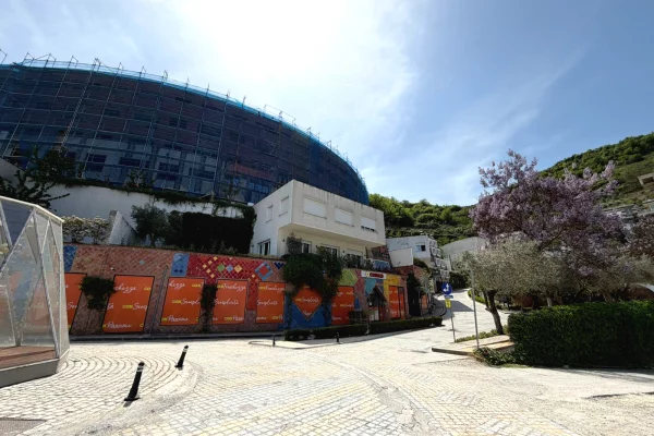 Shtepi ne shitje Apartament ne Tirane, 2+1, Mobilimi Bosh, pa mobiluar, Pagesa 182,407  Euro.