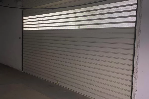 OKAZION!shiten 2 poste parkimi ne "KINOSTUDIO"