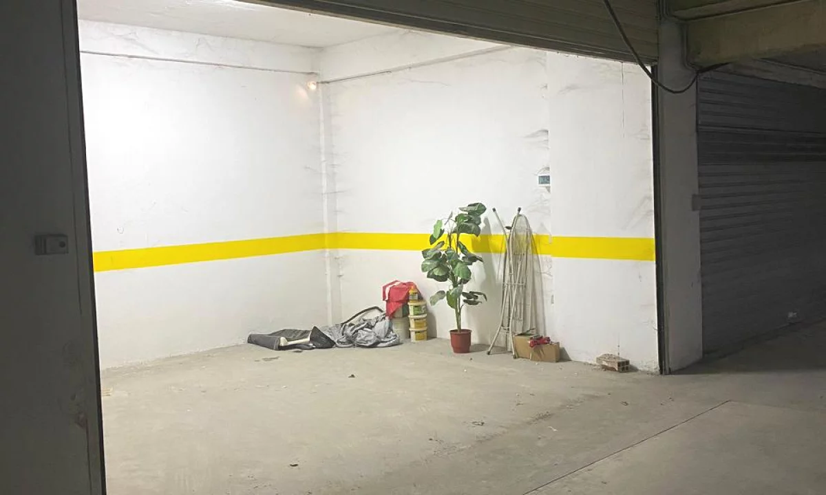 OKAZION!shiten 2 poste parkimi ne "KINOSTUDIO"