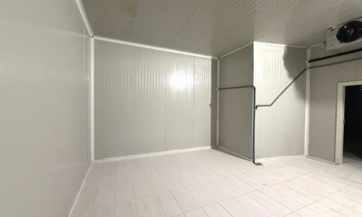 DHOMA FRESKIE ME QERA NE AUTOSTRADEN TIRANE DURRES