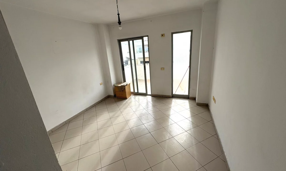Shtepi me qera Apartament ne Tirane, 2+1, Mobilimi Bosh, pa mobiluar, Pagesa 700  Leke.
