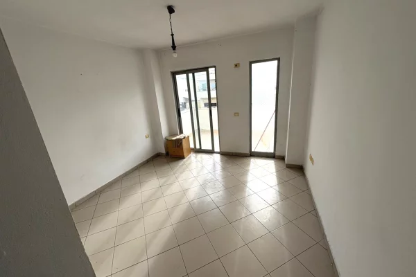 Shtepi me qera 2+1 ne Tirane - 700 Leke