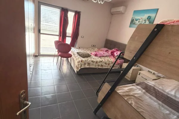 Shtepi ne shitje Apartament ne Durres, 1+1, Mobilimi E mobiluar, Pagesa 75,000,000  Euro.