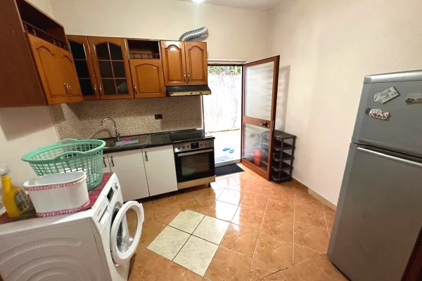 Shtepi me qera Shtepi Private ne Tirane, Garsoniere, Mobilimi E mobiluar, Pagesa 300  Euro.