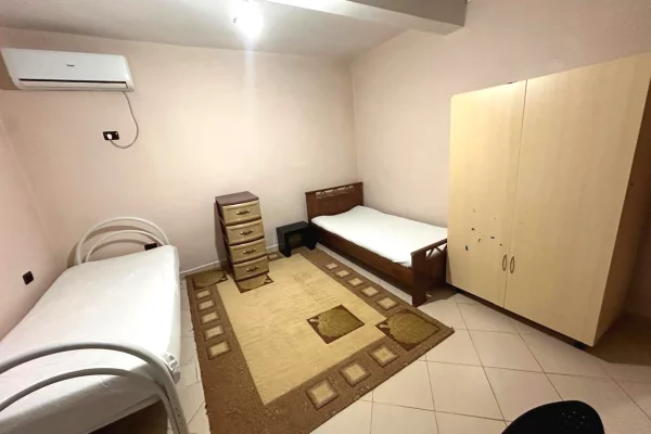 Shtepi me qera Shtepi Private ne Tirane, Garsoniere, Mobilimi E mobiluar, Pagesa 300  Euro.