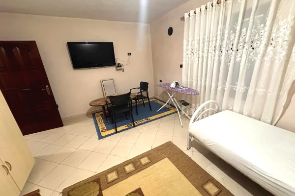 Shtepi me qera Shtepi Private ne Tirane, Garsoniere, Mobilimi E mobiluar, Pagesa 300  Euro.