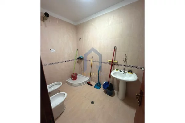 Shtepi me qera Apartament ne Tirane, 3+1, Mobilimi E mobiluar, Pagesa 1,400  Euro.