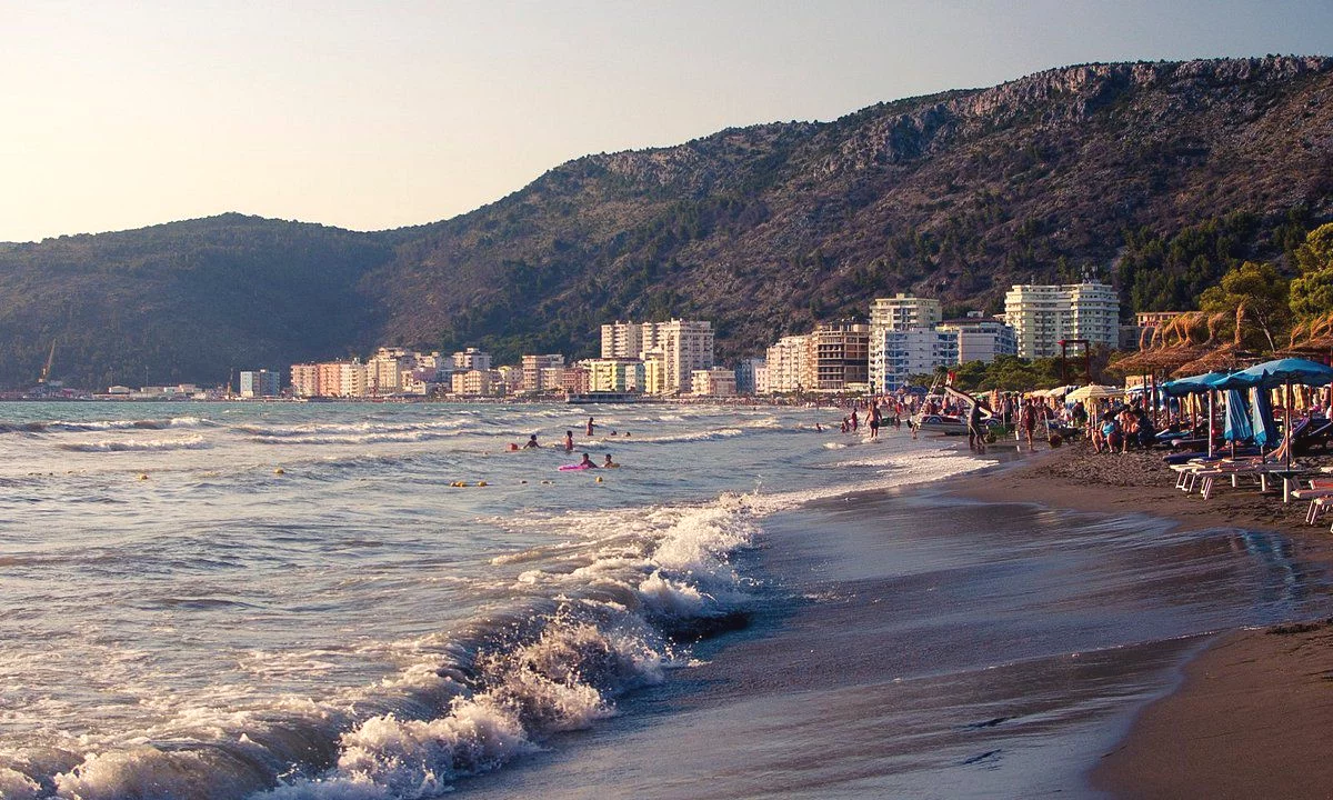 Shtepi ne shitje Apartament ne Lezhe, Garsoniere, Mobilimi Bosh, pa mobiluar, Pagesa 32,900  Euro.