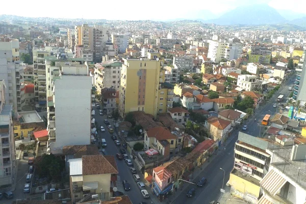 Truall ose Toke ne Tirane - 220,000 Euro