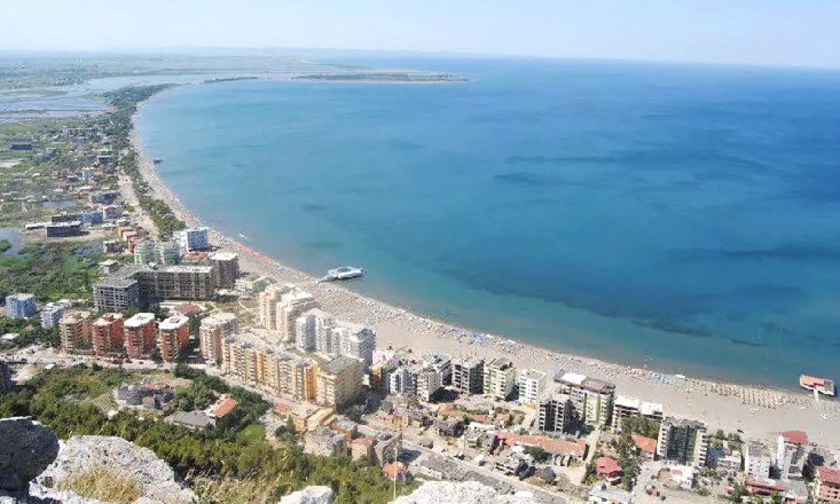 Shtepi ne shitje Apartament ne Lezhe, Garsoniere, Mobilimi Bosh, pa mobiluar, Pagesa 93,000  Euro.