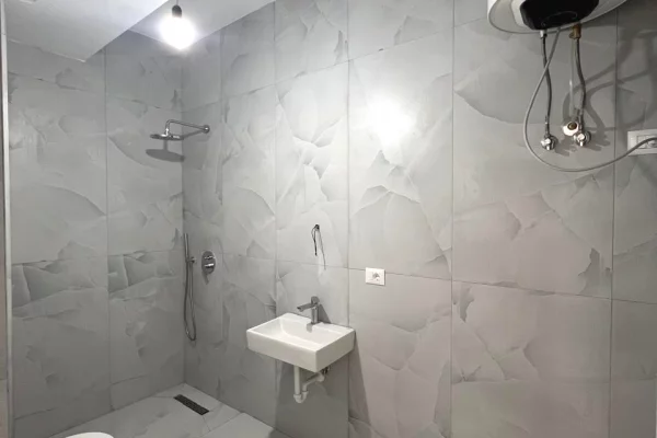 Shtepi ne shitje Apartament ne Tirane, 1+1, Mobilimi Bosh, pa mobiluar, Pagesa 110,000  Euro.