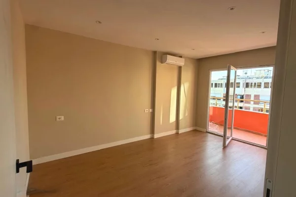Shtepi ne shitje Apartament ne Tirane, 2+1, Mobilimi Bosh, pa mobiluar, Pagesa 199,000  Euro.