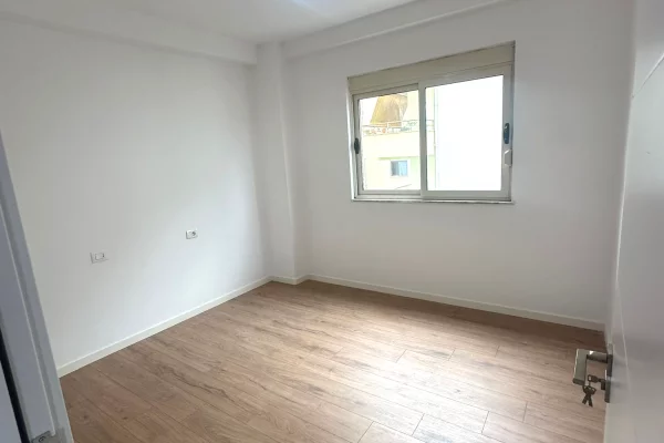 Shtepi ne shitje Apartament ne Tirane, 2+1, Mobilimi Bosh, pa mobiluar, Pagesa 175,000  Euro.