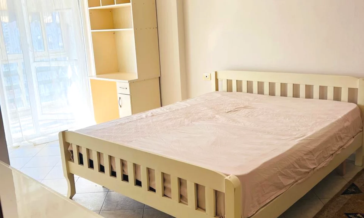 Shtepi me qera Apartament ne Tirane, 3+1, Mobilimi E mobiluar, Pagesa 450  Euro.