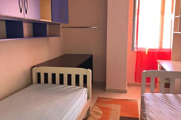 Shtepi me qera Apartament ne Tirane, 3+1, Mobilimi E mobiluar, Pagesa 450  Euro.