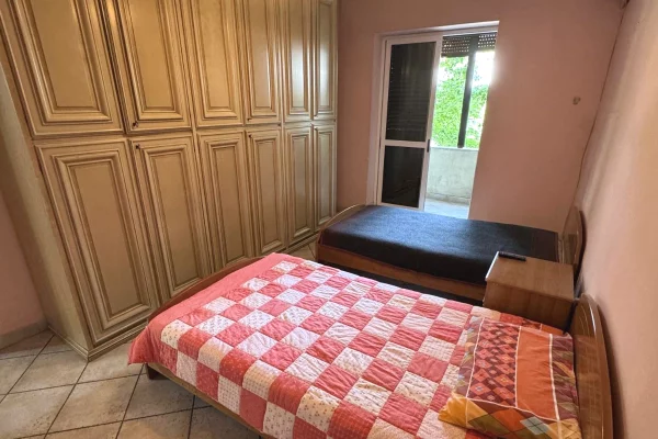 Shtepi ne shitje Apartament ne Tirane, 1+1, Mobilimi E mobiluar, Pagesa 150,000  Euro.