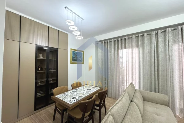 Shtepi me qera Apartament ne Tirane, 3+1, Mobilimi E mobiluar, Pagesa 2,100  Euro.