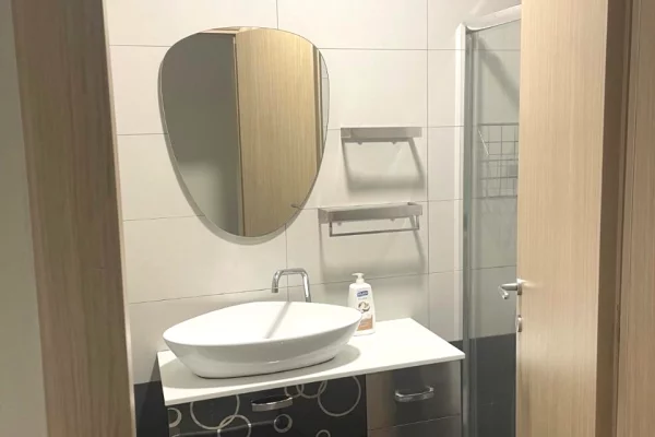 Shtepi ne shitje Apartament ne Tirane, 2+1, Mobilimi E mobiluar, Pagesa 205,000  Euro.