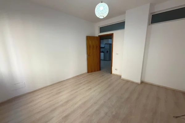 Shtepi ne shitje Apartament ne Tirane, 2+1, Mobilimi Bosh, pa mobiluar, Pagesa 115,000  Euro.