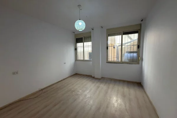 Shtepi ne shitje Apartament ne Tirane, 2+1, Mobilimi Bosh, pa mobiluar, Pagesa 115,000  Euro.
