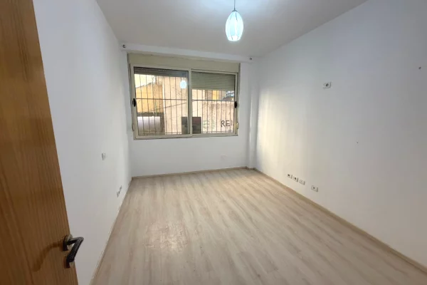 Shtepi ne shitje Apartament ne Tirane, 2+1, Mobilimi Bosh, pa mobiluar, Pagesa 115,000  Euro.