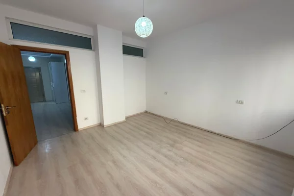 Shtepi ne shitje Apartament ne Tirane, 2+1, Mobilimi Bosh, pa mobiluar, Pagesa 115,000  Euro.