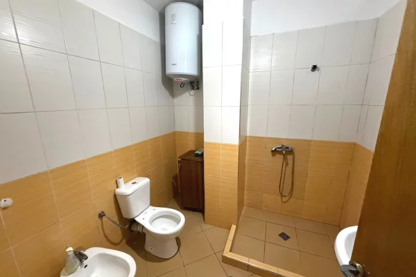 Shtepi ne shitje Apartament ne Tirane, 2+1, Mobilimi Bosh, pa mobiluar, Pagesa 115,000  Euro.