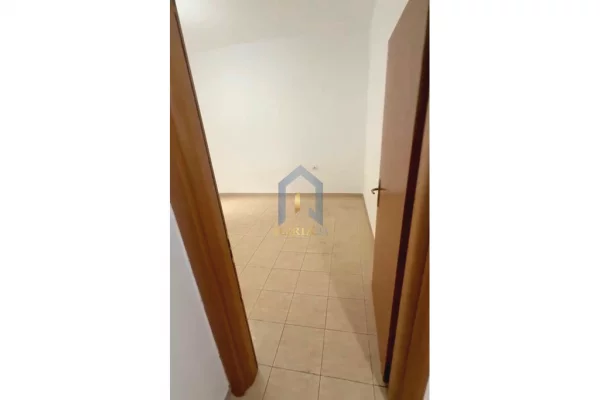 Shtepi ne shitje Apartament ne Tirane, 2+1, Mobilimi Bosh, pa mobiluar, Pagesa 160,000  Euro.