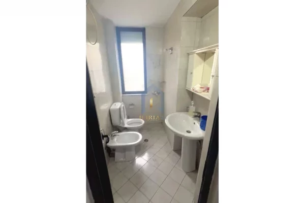 Shtepi ne shitje Apartament ne Tirane, 2+1, Mobilimi Bosh, pa mobiluar, Pagesa 160,000  Euro.