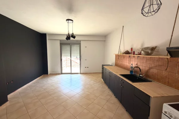 Shtepi me qera Apartament ne Tirane, 1+1, Mobilimi Bosh, pa mobiluar, Pagesa 450  Euro.