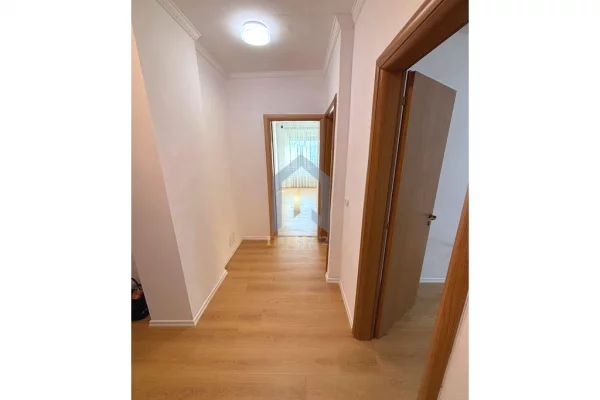 Shtepi ne shitje Apartament ne Tirane, 2+1, Mobilimi Bosh, pa mobiluar, Pagesa 135,000  Euro.
