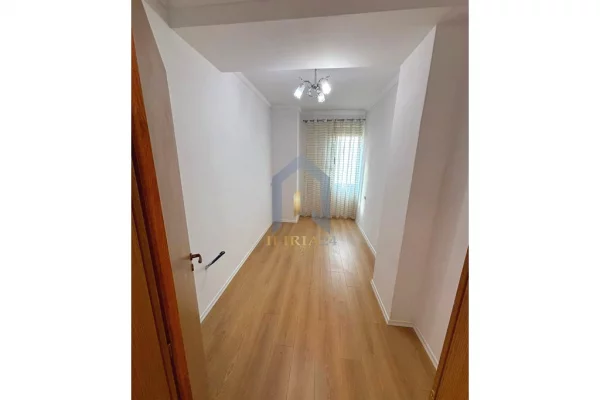 Shtepi ne shitje Apartament ne Tirane, 2+1, Mobilimi Bosh, pa mobiluar, Pagesa 135,000  Euro.