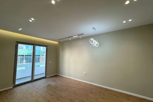 Shtepi ne shitje Apartament ne Durres, 1+1, Mobilimi Bosh, pa mobiluar, Pagesa 76,000  Euro.