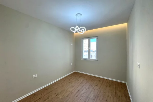 Shtepi ne shitje Apartament ne Durres, 1+1, Mobilimi Bosh, pa mobiluar, Pagesa 76,000  Euro.