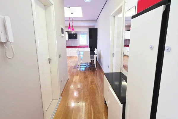 Shtepi ne shitje Apartament ne Tirane, 2+1, Mobilimi E mobiluar, Pagesa 262,000  Euro.