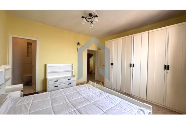 Shtepi ne shitje Apartament ne Tirane, 2+1, Mobilimi E mobiluar, Pagesa 235,000  Euro.