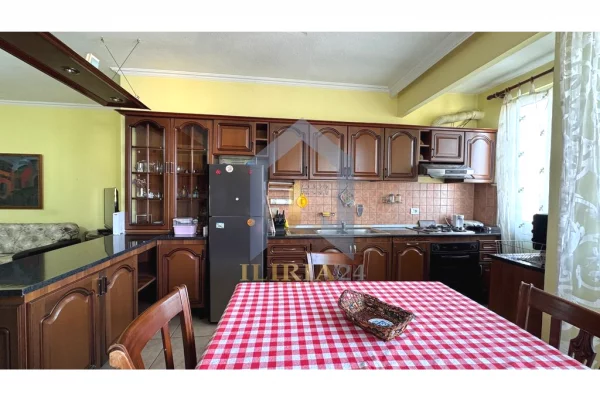 Shtepi ne shitje Apartament ne Tirane, 2+1, Mobilimi E mobiluar, Pagesa 235,000  Euro.