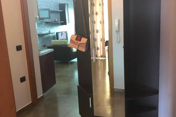 Shtepi me qera Apartament ne Tirane, 2+1, Mobilimi E mobiluar, Pagesa 650  Euro.