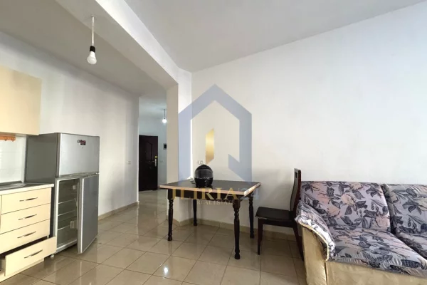 Shtepi ne shitje Apartament ne Tirane, 1+1, Mobilimi Pjeserisht e mobiluar, Pagesa 87,000  Euro.