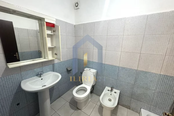 Shtepi ne shitje Apartament ne Tirane, 1+1, Mobilimi Pjeserisht e mobiluar, Pagesa 87,000  Euro.