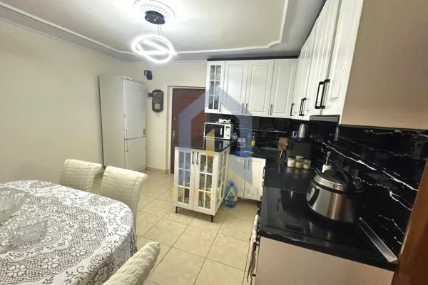 Shtepi ne shitje Apartament ne Tirane, 2+1, Mobilimi E mobiluar, Pagesa 100,000  Euro.