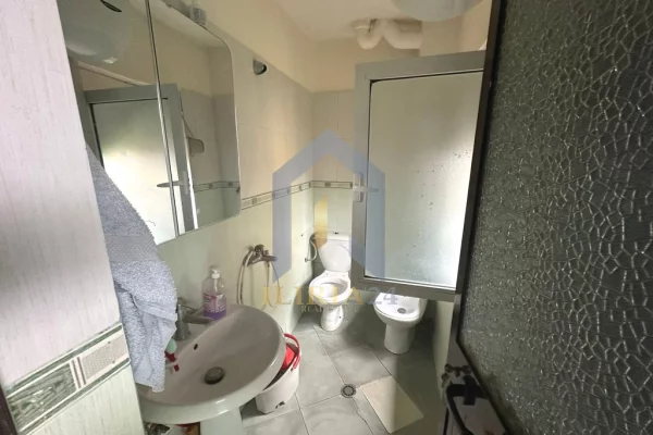 Shtepi ne shitje Apartament ne Tirane, 2+1, Mobilimi E mobiluar, Pagesa 100,000  Euro.