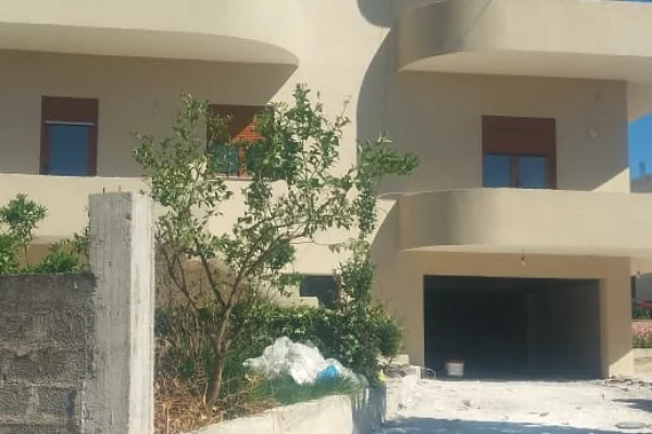 Shtepi ne shitje Vila Luksoze ne Durres, 7+1, Mobilimi E mobiluar, Pagesa 609,000  Euro.