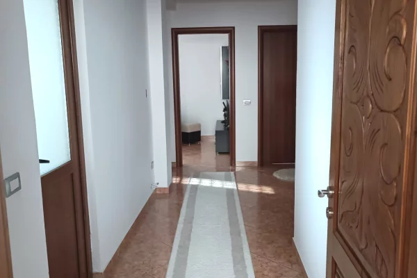 Shtepi ne shitje Vila Luksoze ne Durres, 7+1, Mobilimi E mobiluar, Pagesa 609,000  Euro.