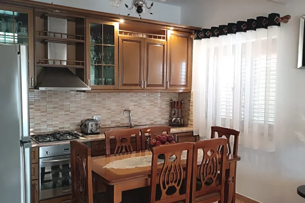 Shtepi ne shitje Vila Luksoze ne Durres, 7+1, Mobilimi E mobiluar, Pagesa 609,000  Euro.